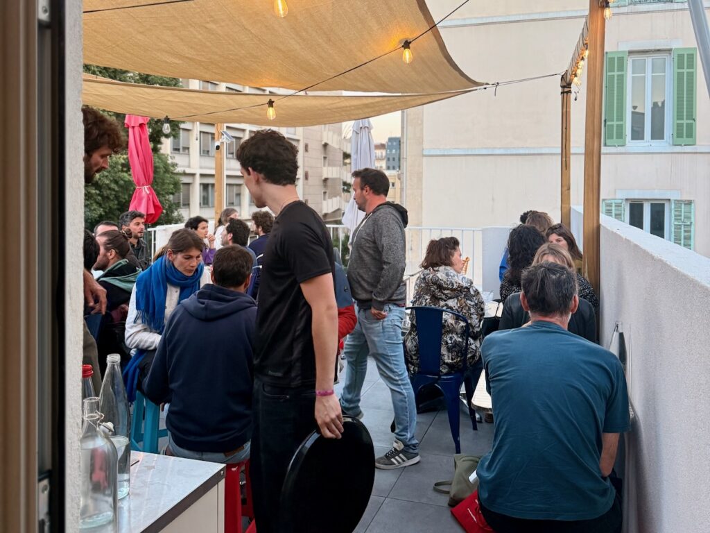 Khantok est un restaurant aux accents vietnamiens et laotiens situé dans le 5e arrondissement de Marseille, entre Camas et place Sébastopol, avec un rooftop à ne pas manquer. (rooftop)