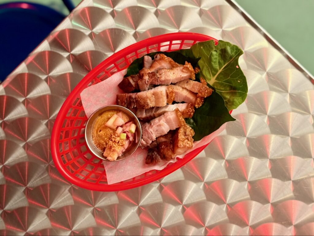 Khantok est un restaurant aux accents vietnamiens et laotiens situé dans le 5e arrondissement de Marseille, entre Camas et place Sébastopol, avec un rooftop à ne pas manquer. (porc bis)