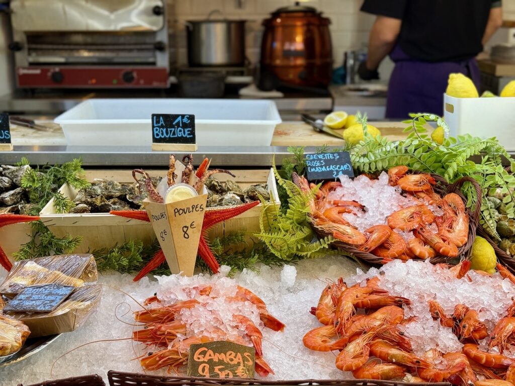 La Mer street food est un bar à coquillages situé dans à deux pas du Vieux-Port qui propose des coquillages à l’unité et de la street food de la mer (crustacés)