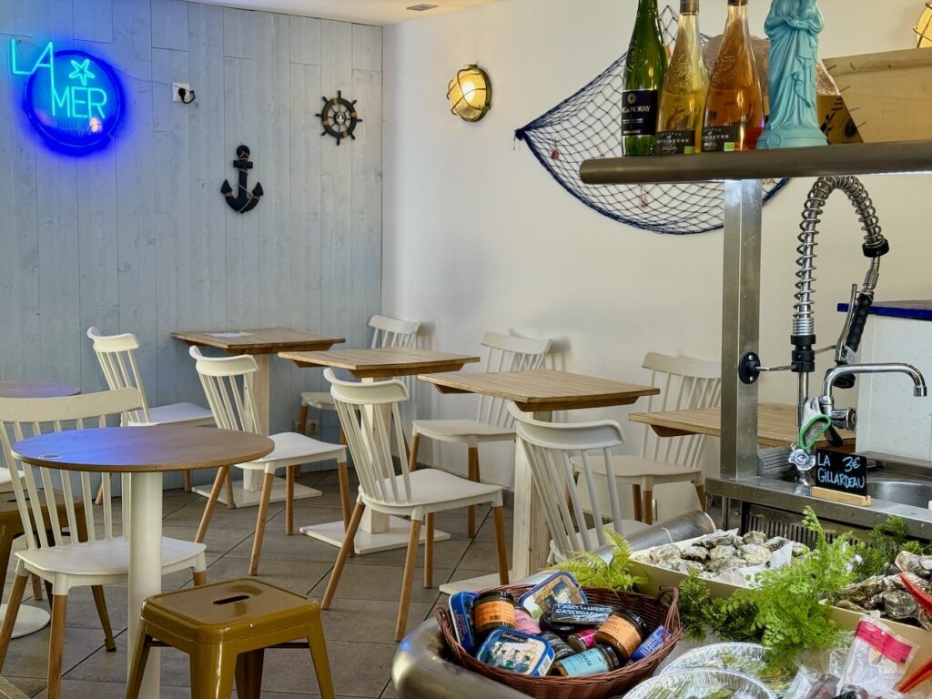 La Mer street food est un bar à coquillages situé dans à deux pas du Vieux-Port qui propose des coquillages à l’unité et de la street food de la mer (salle)