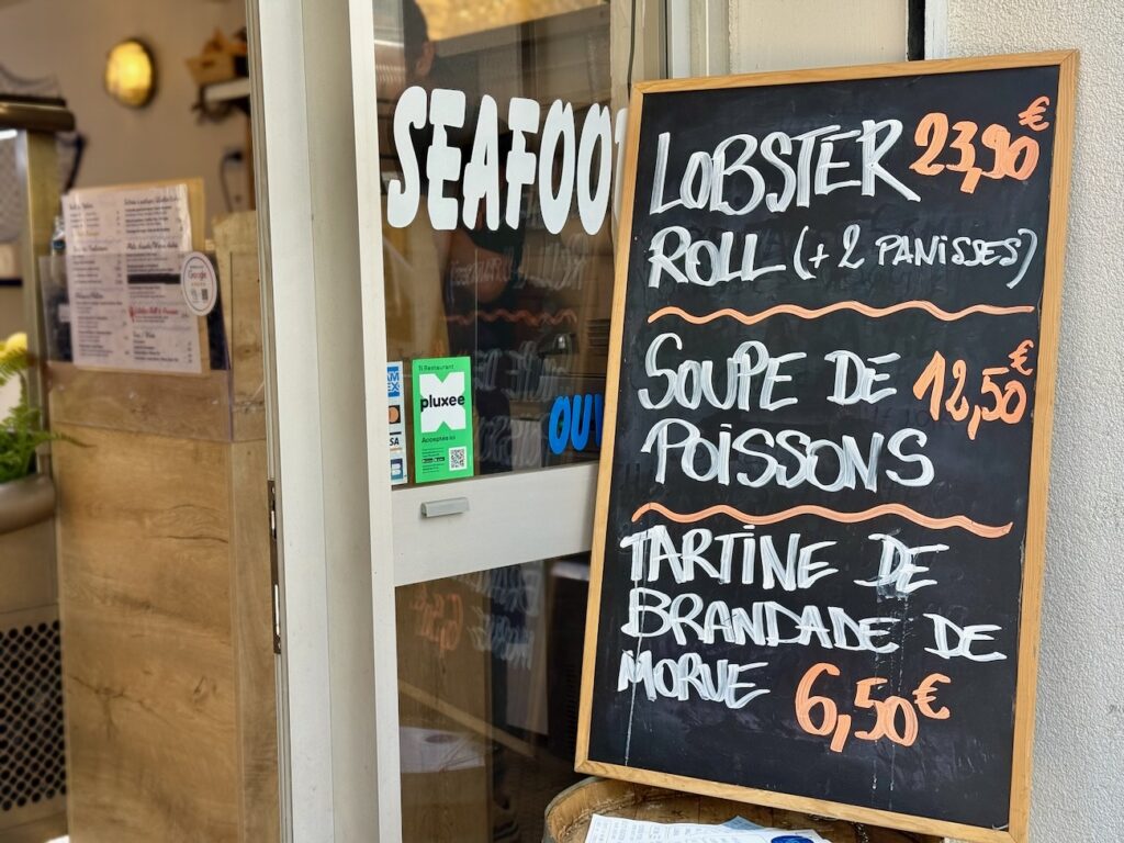 La Mer street food est un bar à coquillages situé dans à deux pas du Vieux-Port qui propose des coquillages à l’unité et de la street food de la mer (ardoise)