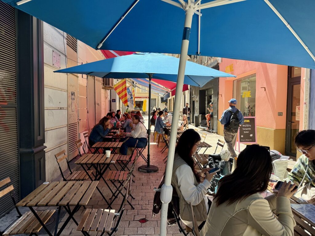 La Mer street food est un bar à coquillages situé dans à deux pas du Vieux-Port qui propose des coquillages à l’unité et de la street food de la mer (extérieur)
