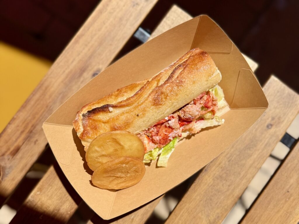 La Mer street food est un bar à coquillages situé dans à deux pas du Vieux-Port qui propose des coquillages à l’unité et de la street food de la mer (lobster roll)