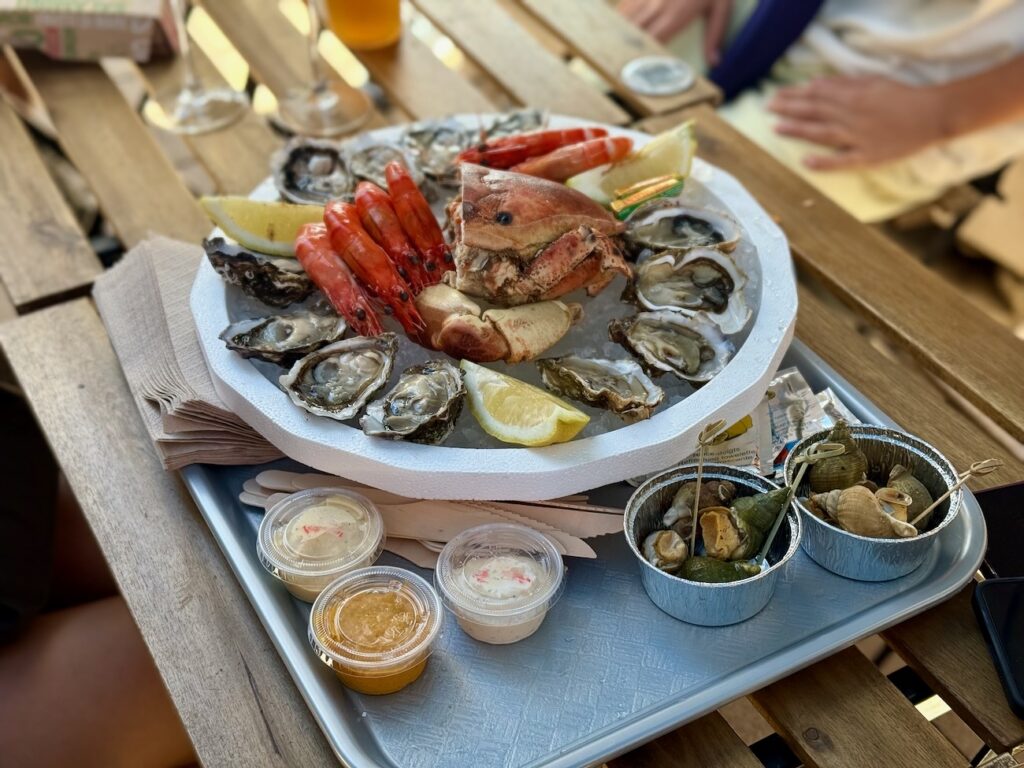 La Mer street food est un bar à coquillages situé dans à deux pas du Vieux-Port qui propose des coquillages à l’unité et de la street food de la mer (plateau)