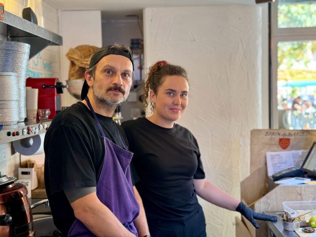 La Mer street food est un bar à coquillages situé dans à deux pas du Vieux-Port qui propose des coquillages à l’unité et de la street food de la mer (binôme)