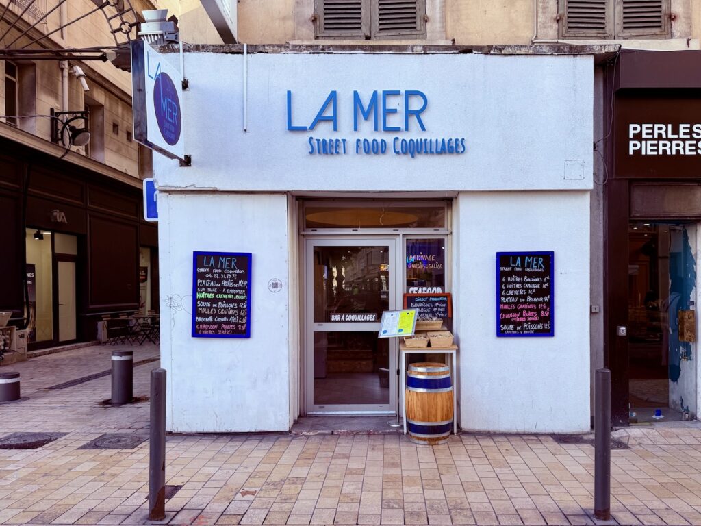La Mer street food est un bar à coquillages situé dans à deux pas du Vieux-Port qui propose des coquillages à l’unité et de la street food de la mer (façade)