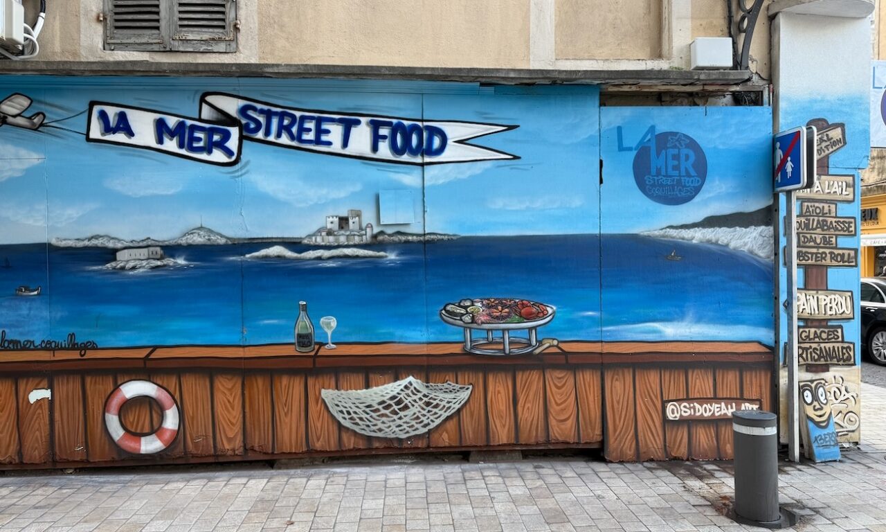 La Mer street food est un bar à coquillages situé dans à deux pas du Vieux-Port qui propose des coquillages à l’unité et de la street food de la mer (fresque)