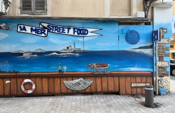 La Mer street food est un bar à coquillages situé dans à deux pas du Vieux-Port qui propose des coquillages à l’unité et de la street food de la mer (fresque)