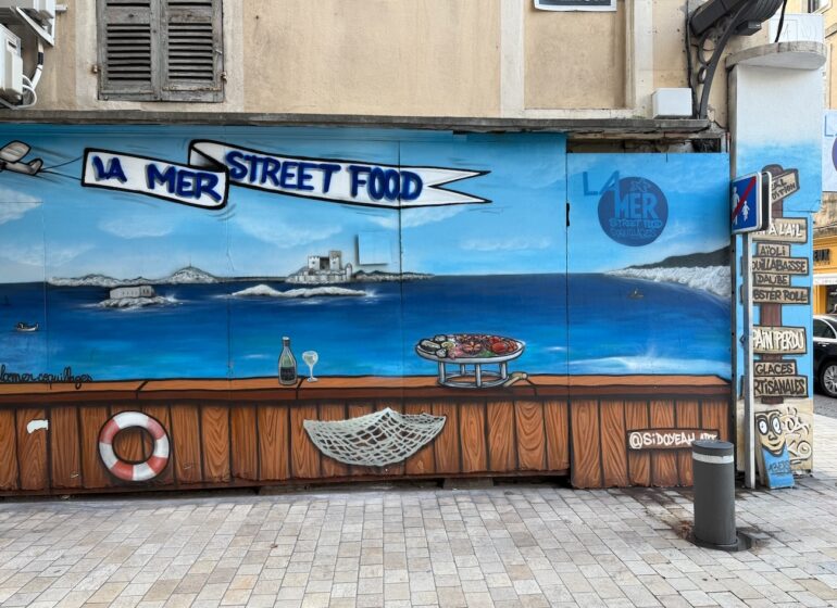 La Mer street food est un bar à coquillages situé dans à deux pas du Vieux-Port qui propose des coquillages à l’unité et de la street food de la mer (fresque)