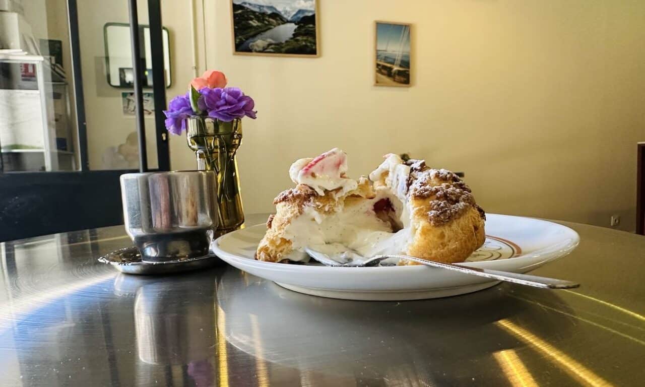 Michou est une pâtisserie artisanale située dans le quartier longchamp à Marseille. Elle est spécialisée dans le chou mais propose aussi d'autres pâtisserie et un espace salon de thé (chou fraise)