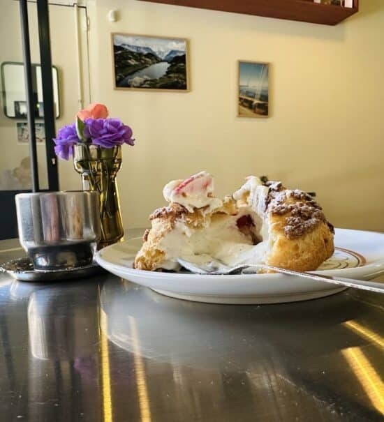 Michou est une pâtisserie artisanale située dans le quartier longchamp à Marseille. Elle est spécialisée dans le chou mais propose aussi d'autres pâtisserie et un espace salon de thé (chou fraise)