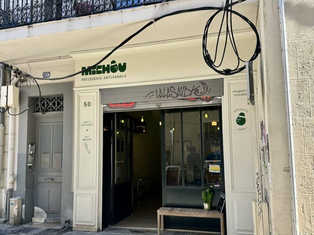 Michou est une pâtisserie artisanale située dans le quartier longchamp à Marseille. Elle est spécialisée dans le chou mais propose aussi d'autres pâtisserie et un espace salon de thé (devanture)