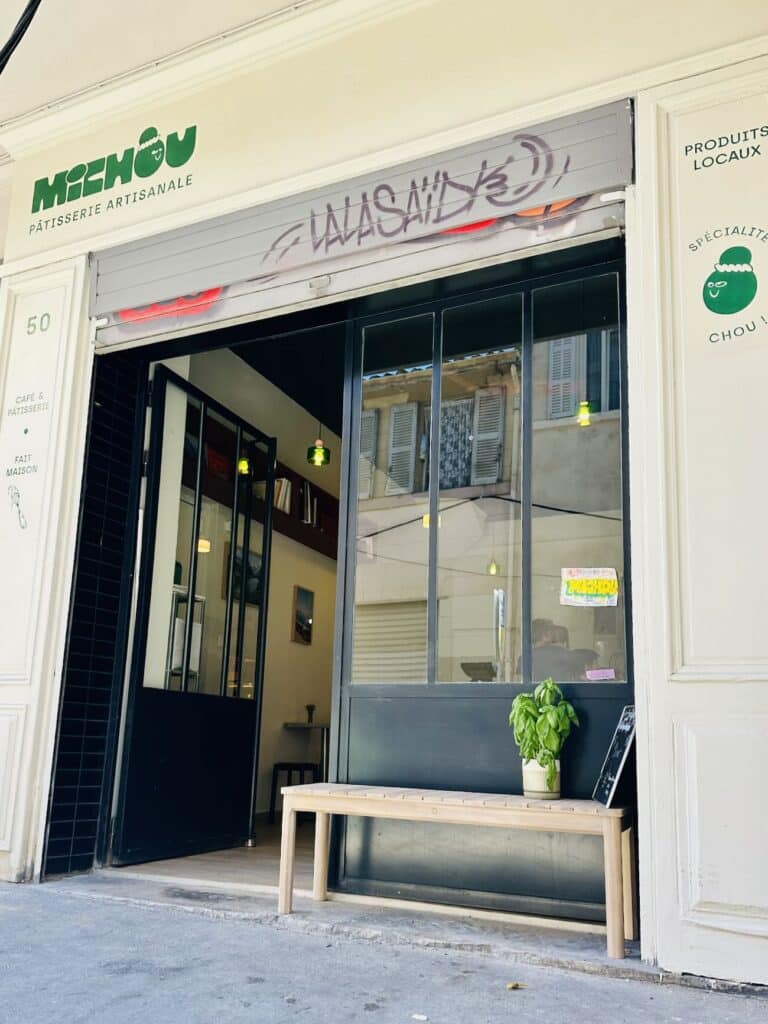 Michou est une pâtisserie artisanale située dans le quartier longchamp à Marseille. Elle est spécialisée dans le chou mais propose aussi d'autres pâtisserie et un espace salon de thé (entrée)