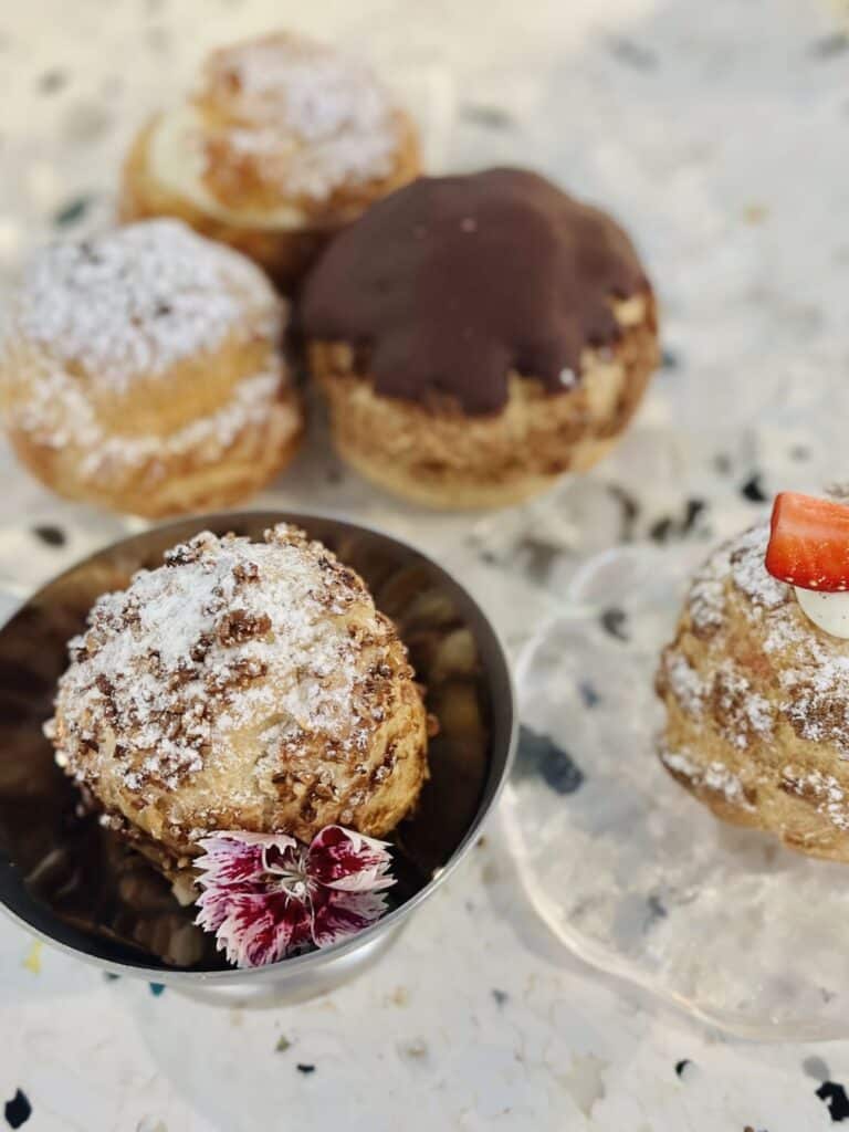 Michou est une pâtisserie artisanale située dans le quartier longchamp à Marseille. Elle est spécialisée dans le chou mais propose aussi d'autres pâtisserie et un espace salon de thé.(assortiment chous)