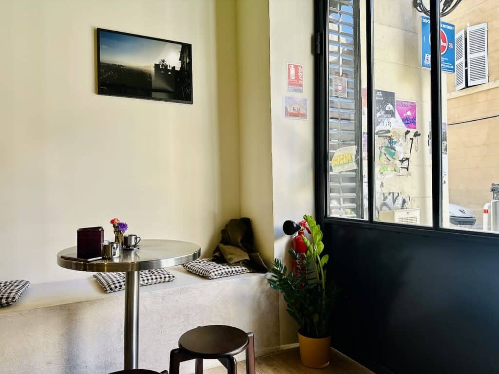 Michou est une pâtisserie artisanale située dans le quartier longchamp à Marseille. Elle est spécialisée dans le chou mais propose aussi d'autres pâtisserie et un espace salon de thé.(intérieur)