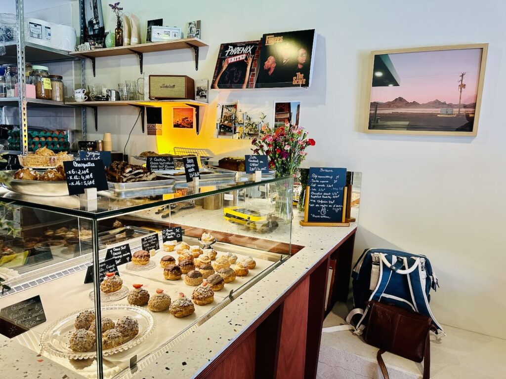 Michou est une pâtisserie artisanale située dans le quartier longchamp à Marseille. Elle est spécialisée dans le chou mais propose aussi d'autres pâtisserie et un espace salon de thé (comptoir)