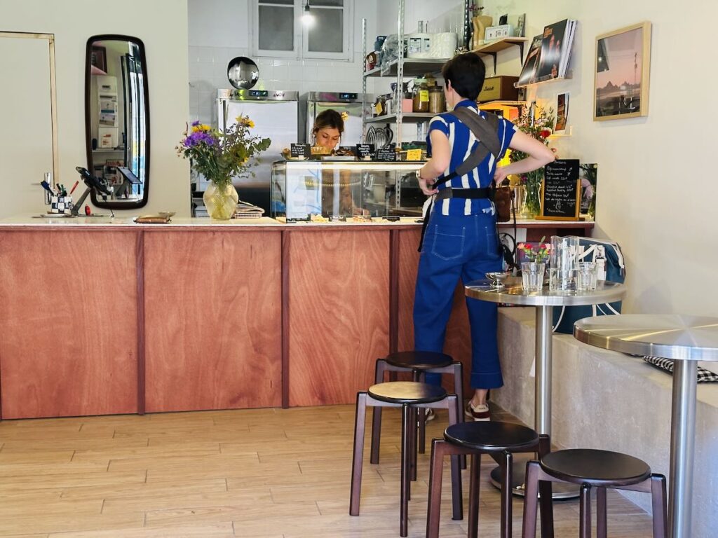 Michou est une pâtisserie artisanale située dans le quartier longchamp à Marseille. Elle est spécialisée dans le chou mais propose aussi d'autres pâtisserie et un espace salon de thé (tables)