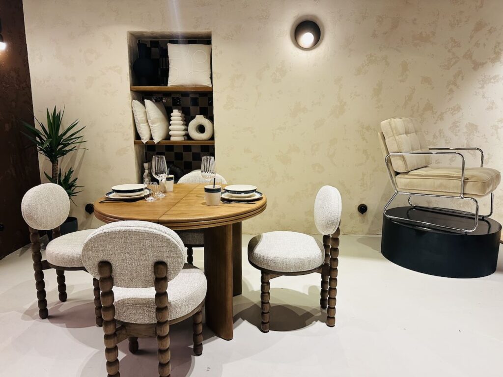 Showroom-boutique mobilier et décoration (salle à manger)