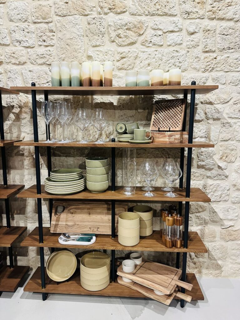 Showroom-boutique mobilier et décoration (art de la table)