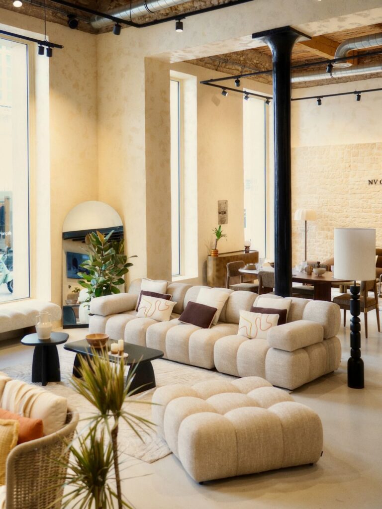 Showroom-boutique mobilier et décoration (sofa)