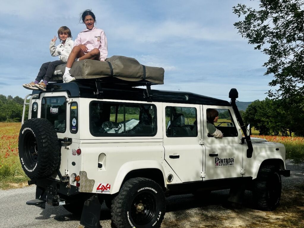 Pampa Cruz est une plateforme de location de 4x4 aménagés entre particuliers. Elle propose des véhicules partout dans le monde (defender)