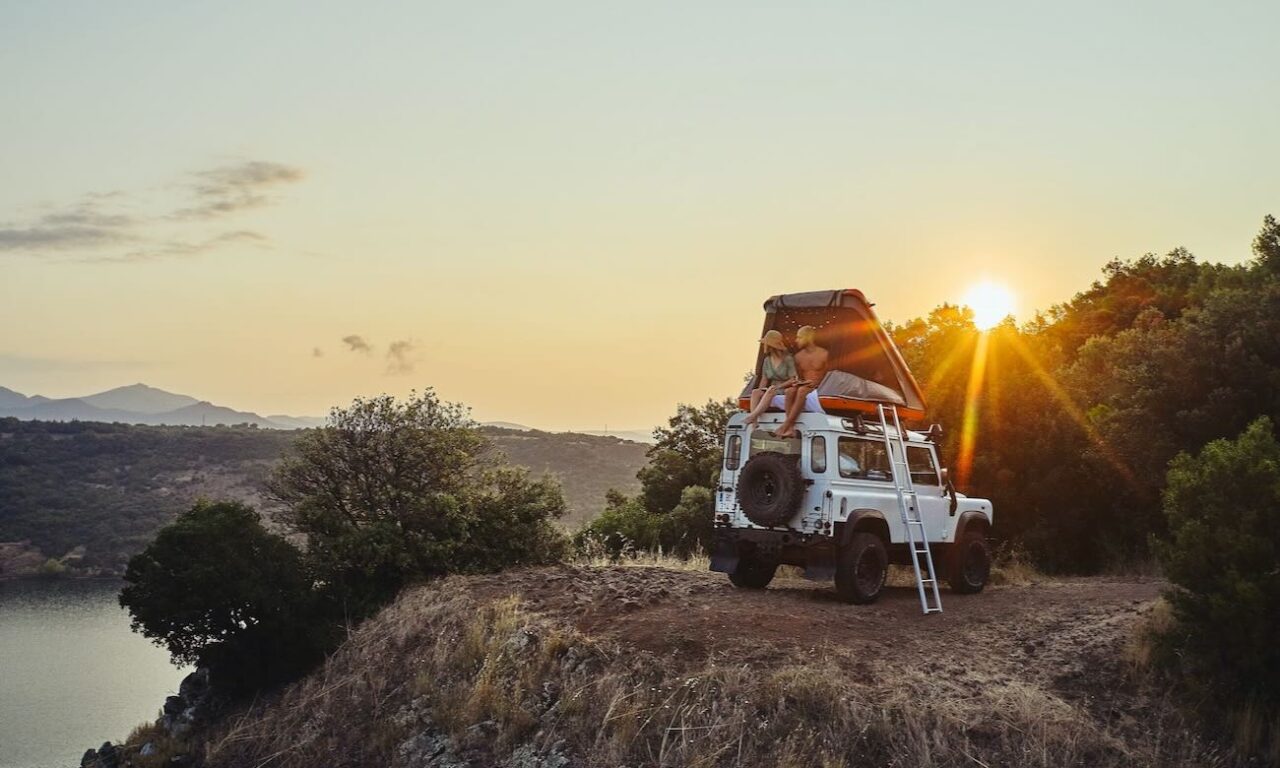 Pampa Cruz est une plateforme de location de 4x4 aménagés entre particuliers. Elle propose des véhicules partout dans le monde.(sunset lac)