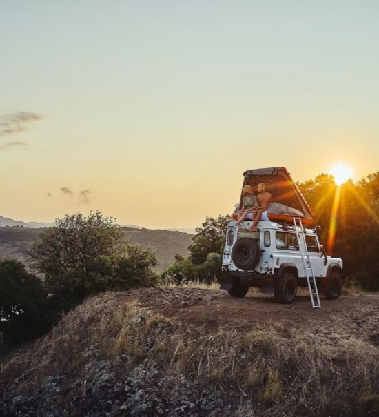 Pampa Cruz est une plateforme de location de 4x4 aménagés entre particuliers. Elle propose des véhicules partout dans le monde.(sunset lac)