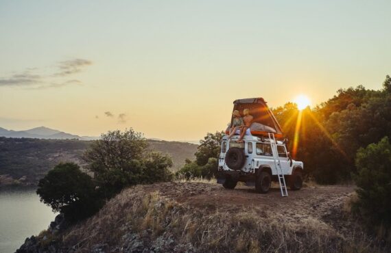 Pampa Cruz est une plateforme de location de 4x4 aménagés entre particuliers. Elle propose des véhicules partout dans le monde.(sunset lac)