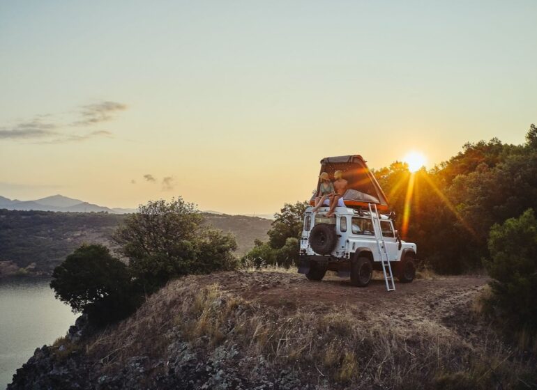 Pampa Cruz est une plateforme de location de 4x4 aménagés entre particuliers. Elle propose des véhicules partout dans le monde.(sunset lac)