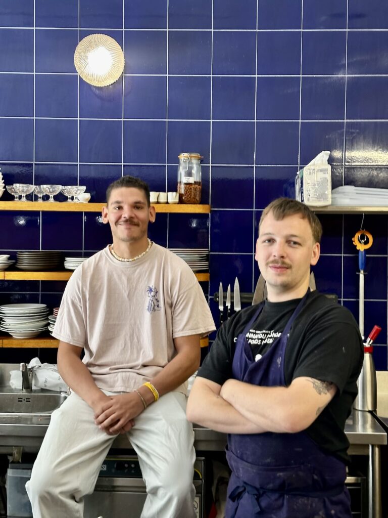 Taquin est un bistrot moderne situé rue Lulli, derrière l’Opéra de Marseille. Le restaurant propose une cuisine méditerranéenne créative autour des produits de saison, avec des associations audacieuses et une ambiance conviviale de table de copains (Maxence Walker et Jules Anceaux)