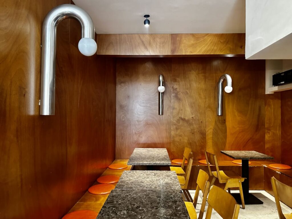 Taquin est un bistrot moderne situé rue Lulli, derrière l’Opéra de Marseille. Le restaurant propose une cuisine méditerranéenne créative autour des produits de saison, avec des associations audacieuses et une ambiance conviviale de table de copains (intérieur)