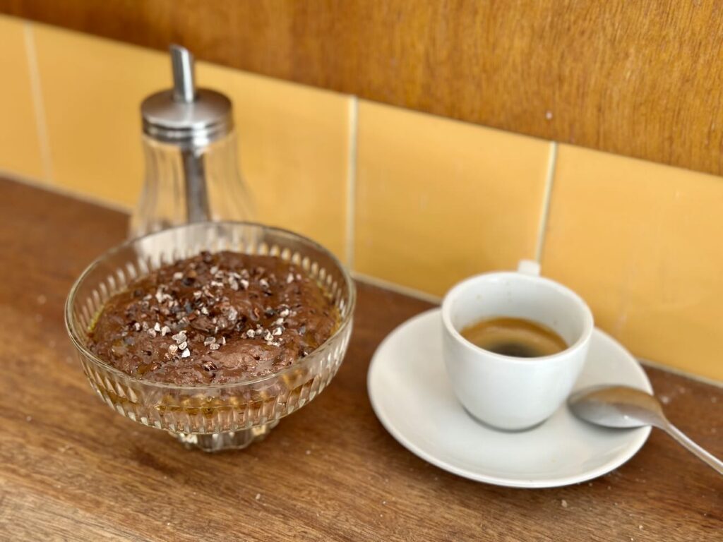 Taquin est un bistrot moderne situé rue Lulli, derrière l’Opéra de Marseille. Le restaurant propose une cuisine méditerranéenne créative autour des produits de saison, avec des associations audacieuses et une ambiance conviviale de table de copains (mousse au chocolat)
