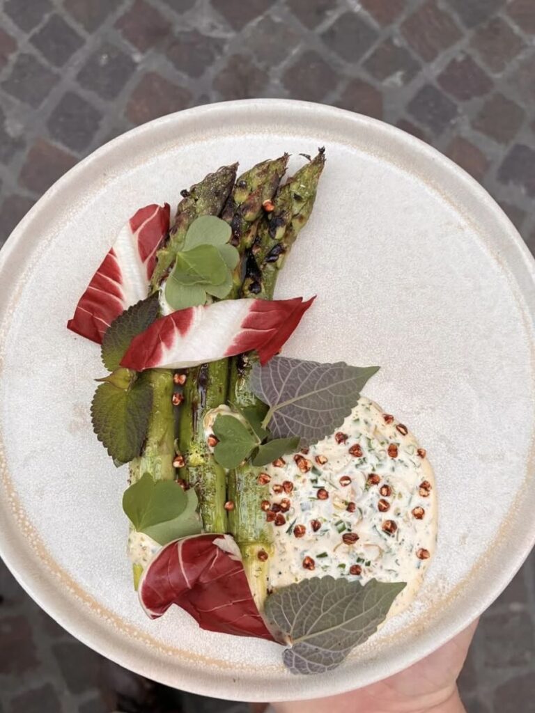 Taquin est un bistrot moderne situé rue Lulli, derrière l’Opéra de Marseille. Le restaurant propose une cuisine méditerranéenne créative autour des produits de saison, avec des associations audacieuses et une ambiance conviviale de table de copains (aspeges)