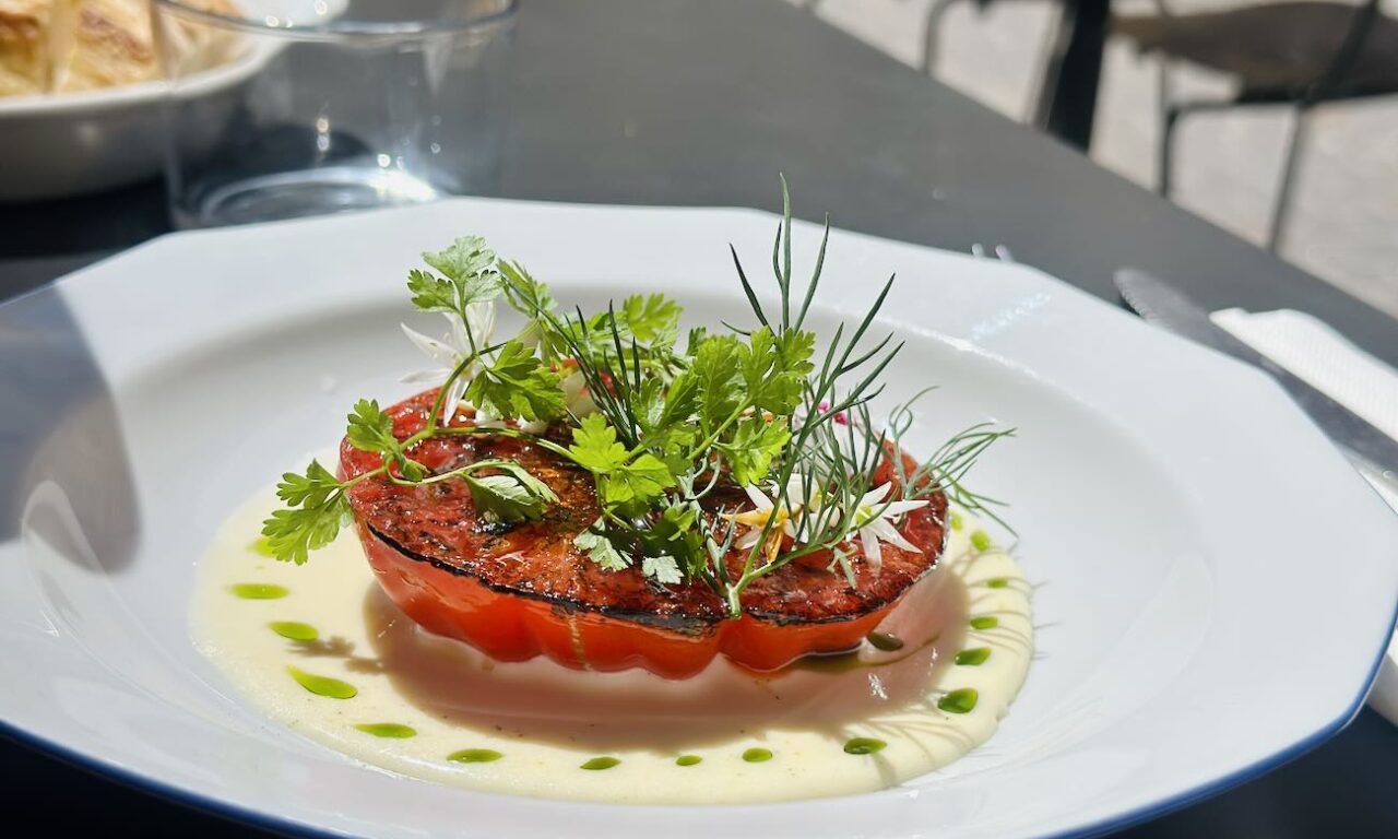 Taquin est un bistrot moderne situé rue Lulli, derrière l’Opéra de Marseille. Le restaurant propose une cuisine méditerranéenne créative autour des produits de saison, avec des associations audacieuses et une ambiance conviviale de table de copains (tomate brûlée)