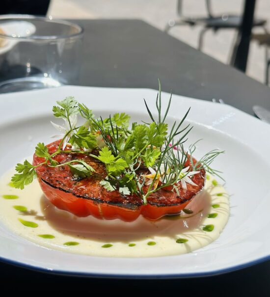 Taquin est un bistrot moderne situé rue Lulli, derrière l’Opéra de Marseille. Le restaurant propose une cuisine méditerranéenne créative autour des produits de saison, avec des associations audacieuses et une ambiance conviviale de table de copains (tomate brûlée)