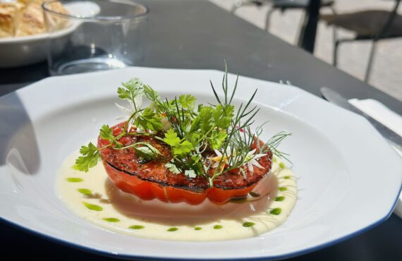Taquin est un bistrot moderne situé rue Lulli, derrière l’Opéra de Marseille. Le restaurant propose une cuisine méditerranéenne créative autour des produits de saison, avec des associations audacieuses et une ambiance conviviale de table de copains (tomate brûlée)