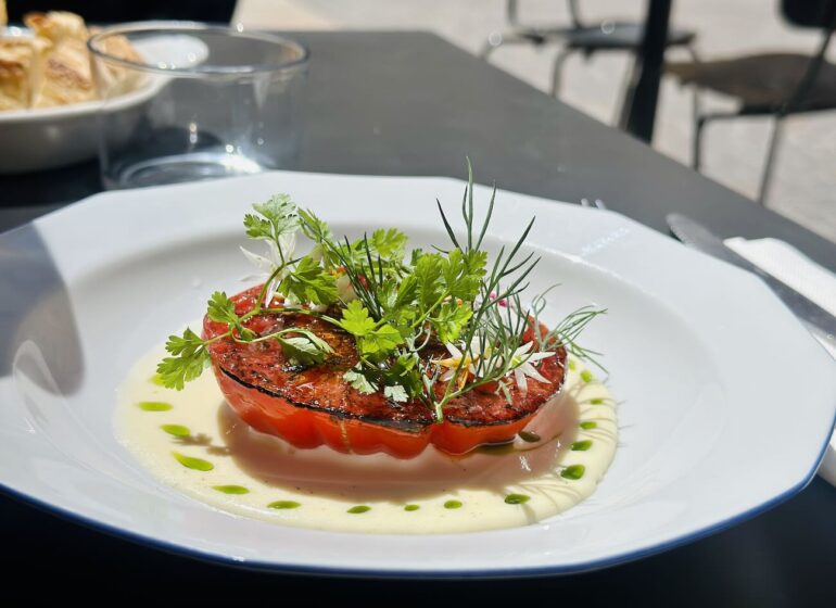 Taquin est un bistrot moderne situé rue Lulli, derrière l’Opéra de Marseille. Le restaurant propose une cuisine méditerranéenne créative autour des produits de saison, avec des associations audacieuses et une ambiance conviviale de table de copains (tomate brûlée)