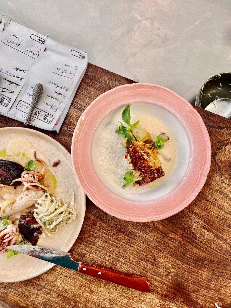 Taquin est un bistrot moderne situé rue Lulli, derrière l’Opéra de Marseille. Le restaurant propose une cuisine méditerranéenne créative autour des produits de saison, avec des associations audacieuses et une ambiance conviviale de table de copains (artichaud)