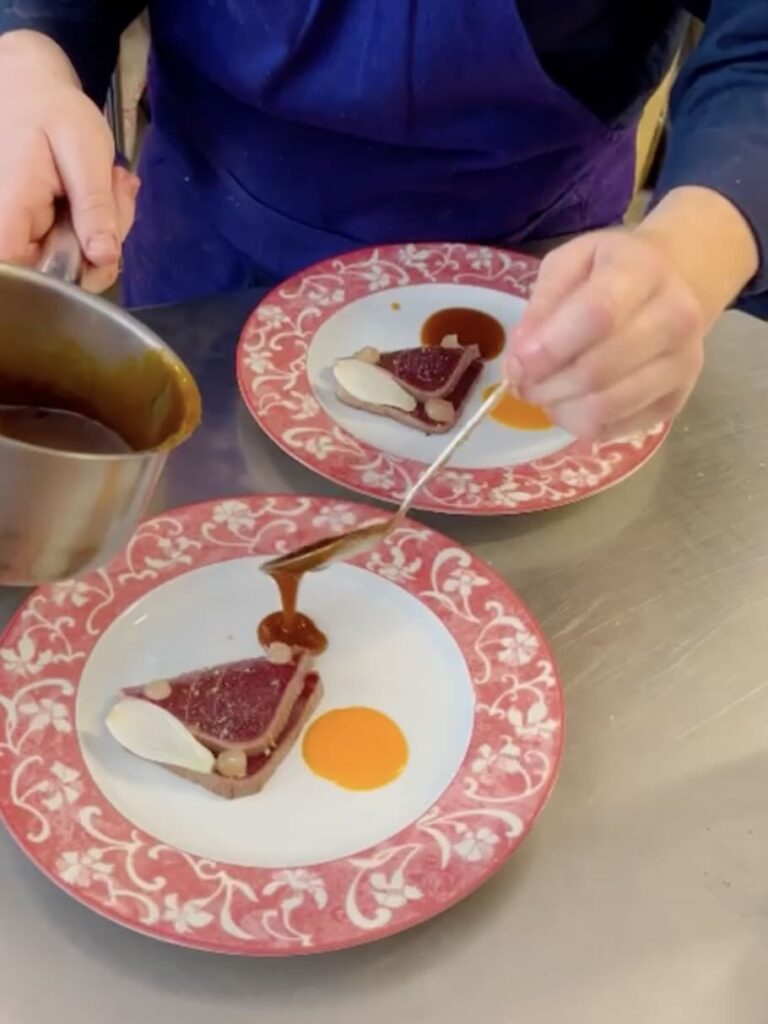 Taquin est un bistrot moderne situé rue Lulli, derrière l’Opéra de Marseille. Le restaurant propose une cuisine méditerranéenne créative autour des produits de saison, avec des associations audacieuses et une ambiance conviviale de table de copains (posson)