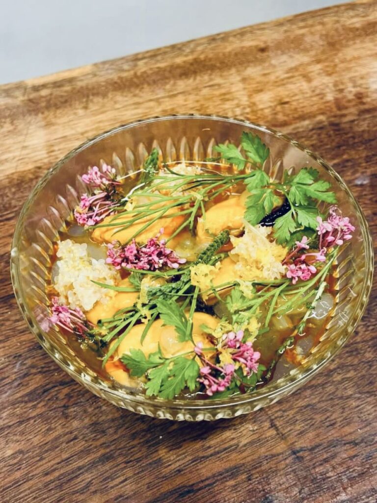 Taquin est un bistrot moderne situé rue Lulli, derrière l’Opéra de Marseille. Le restaurant propose une cuisine méditerranéenne créative autour des produits de saison, avec des associations audacieuses et une ambiance conviviale de table de copains (baol)