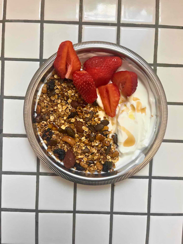 Dans le Panier, à Marseille, le café-bar à vin Taofe Cafe est un lieu hybride qui mélange bonne cuisine, boissons soignées, design et musique. Une ode au produit brut et à la convivialité (bowl)