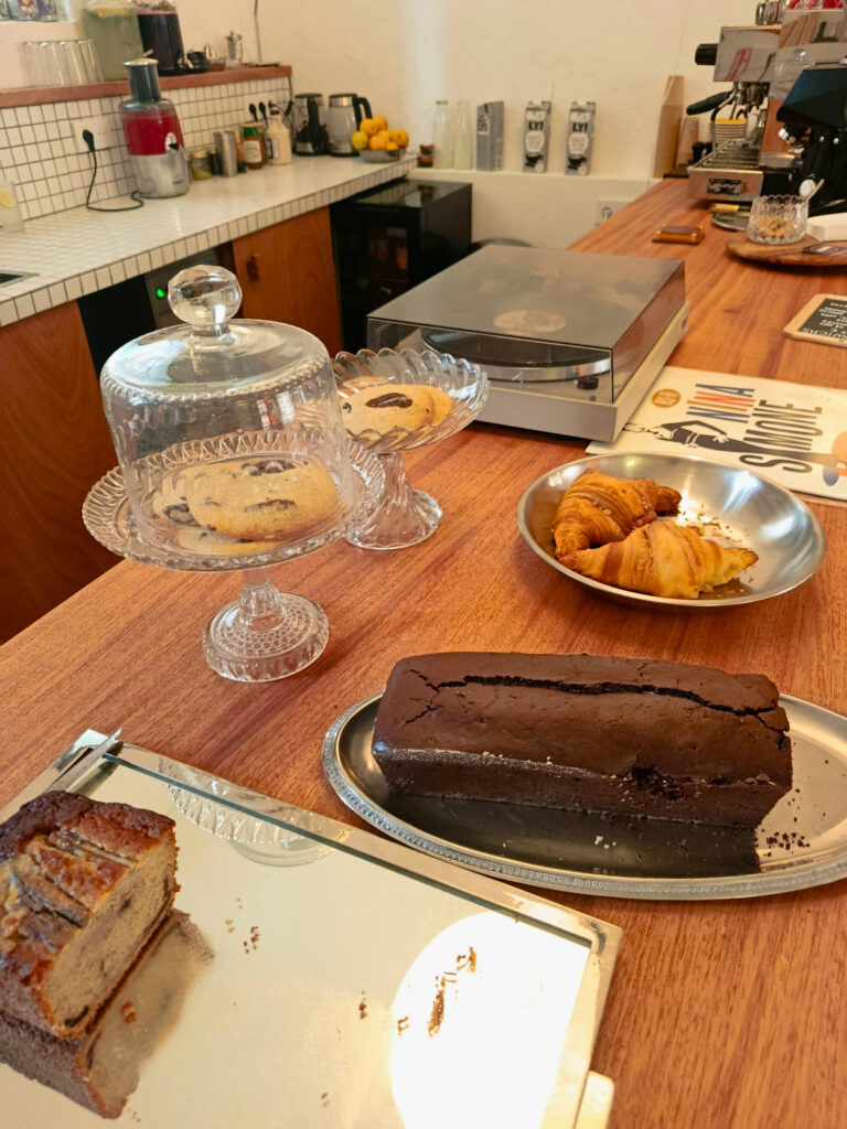 Dans le Panier, à Marseille, le café-bar à vin Taofe Cafe est un lieu hybride qui mélange bonne cuisine, boissons soignées, design et musique. Une ode au produit brut et à la convivialité (douceurs)