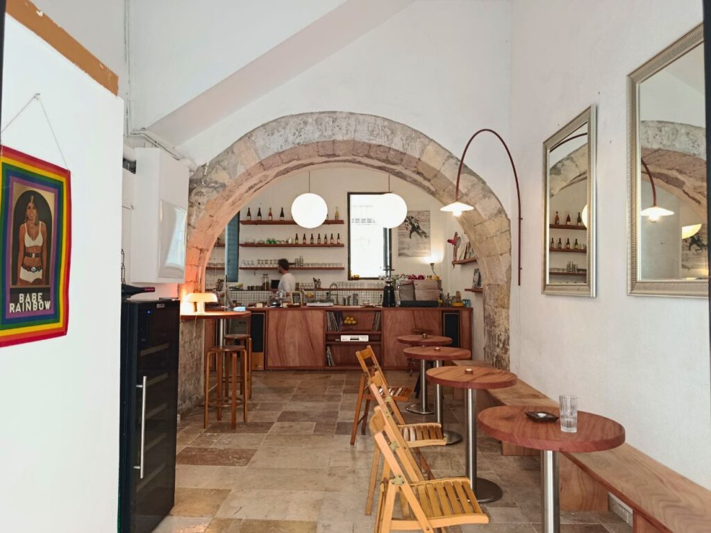 Dans le Panier, à Marseille, le café-bar à vin Taofe Cafe est un lieu hybride qui mélange bonne cuisine, boissons soignées, design et musique. Une ode au produit brut et à la convivialité (salle)