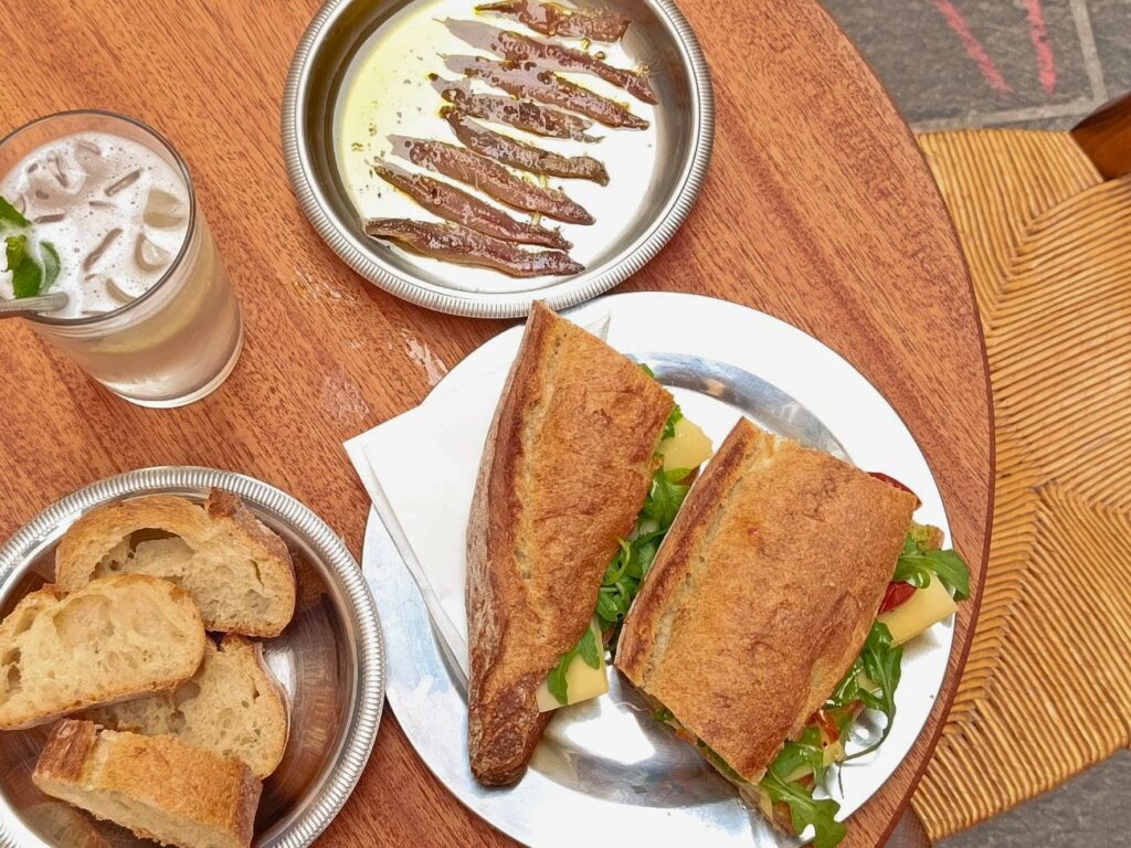 Dans le Panier, à Marseille, le café-bar à vin Taofe Cafe est un lieu hybride qui mélange bonne cuisine, boissons soignées, design et musique. Une ode au produit brut et à la convivialité (sandwich)