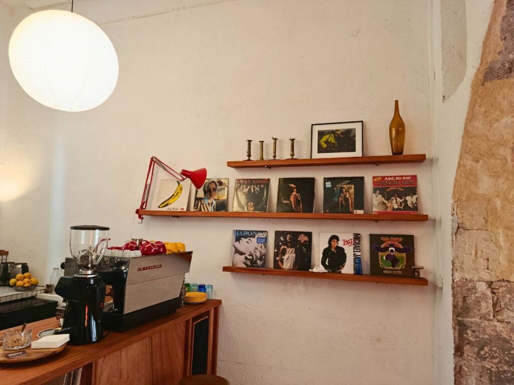Dans le Panier, à Marseille, le café-bar à vin Taofe Cafe est un lieu hybride qui mélange bonne cuisine, boissons soignées, design et musique. Une ode au produit brut et à la convivialité (déco 2)