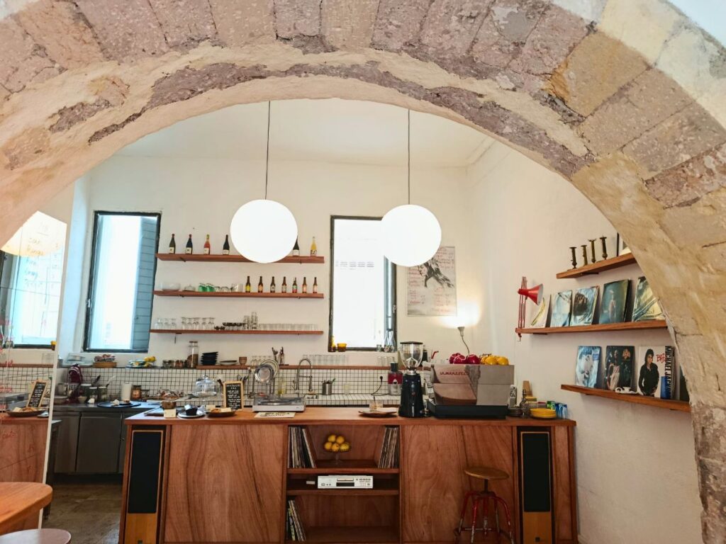 Dans le Panier, à Marseille, le café-bar à vin Taofe Cafe est un lieu hybride qui mélange bonne cuisine, boissons soignées, design et musique. Une ode au produit brut et à la convivialité (voûte)