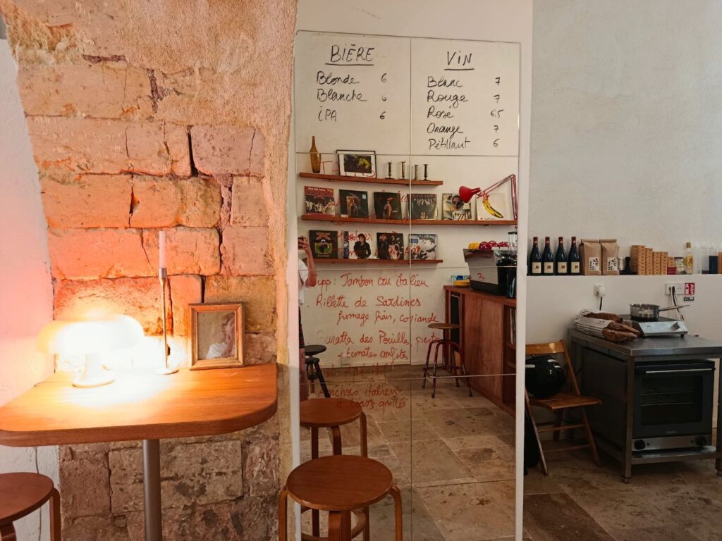Dans le Panier, à Marseille, le café-bar à vin Taofe Cafe est un lieu hybride qui mélange bonne cuisine, boissons soignées, design et musique. Une ode au produit brut et à la convivialité (miroir)