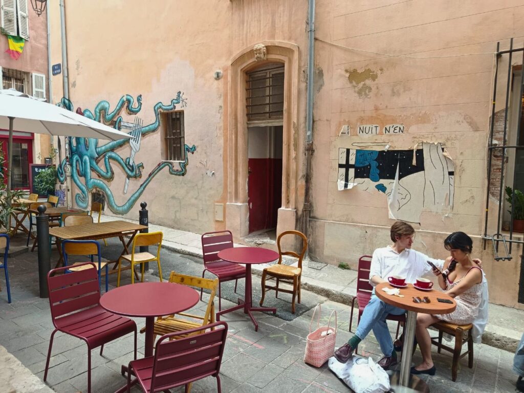 Dans le Panier, à Marseille, le café-bar à vin Taofe Cafe est un lieu hybride qui mélange bonne cuisine, boissons soignées, design et musique. Une ode au produit brut et à la convivialité (clients)