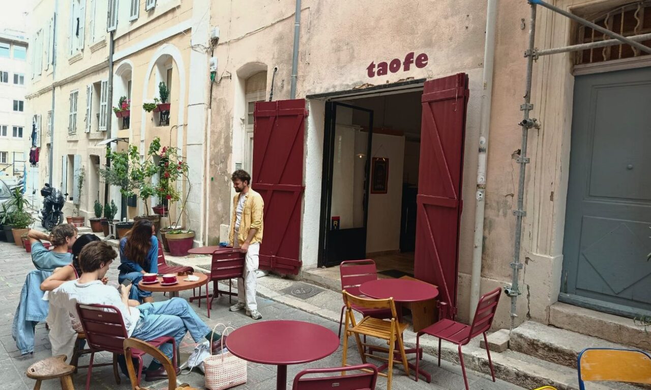 Dans le Panier, à Marseille, le café-bar à vin Taofe Cafe est un lieu hybride qui mélange bonne cuisine, boissons soignées, design et musique. Une ode au produit brut et à la convivialité (extérieur)