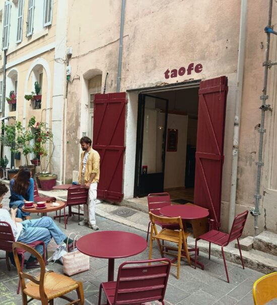 Dans le Panier, à Marseille, le café-bar à vin Taofe Cafe est un lieu hybride qui mélange bonne cuisine, boissons soignées, design et musique. Une ode au produit brut et à la convivialité (extérieur)